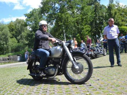 zabytkowe motocykle w parku